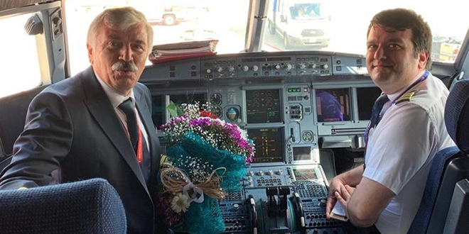 46 yıllık kariyerinin son uçuşunu oğluyla yaptı!