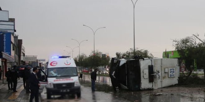 Adana'da TOMA devrildi: 2 polis yaral