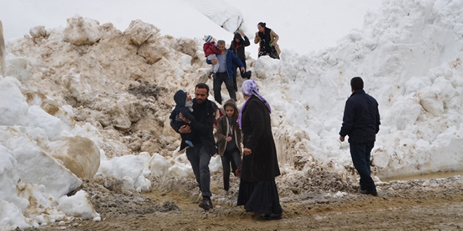 Doğu'da vatandaşlar kar ve çığa rağmen sandığa gitti