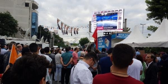 AK Parti'liler seçim sonuçlarını bekliyor