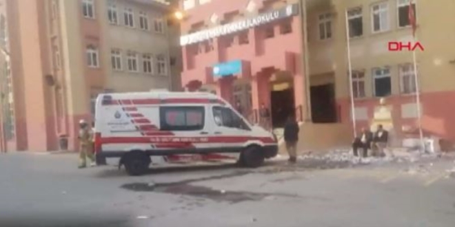 Esenyurt'ta okulda yangın: Oy sayımına ara verildi