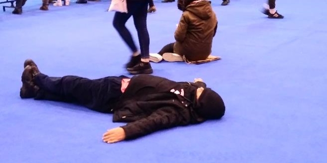 Seim yorgunlar yerde uyuyakald