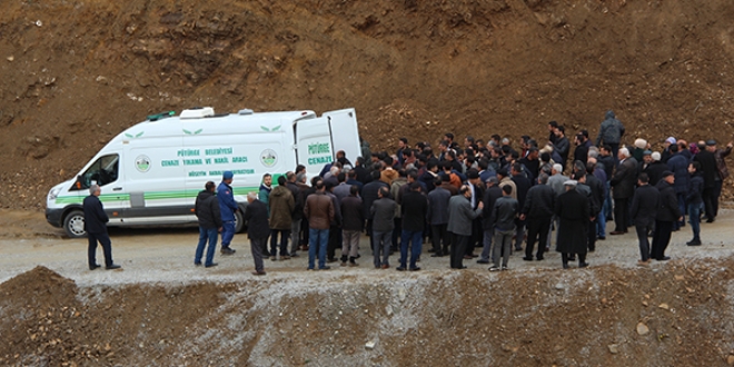 Seçim kavgasında hayatını kaybeden 2 kişi toprağa verildi