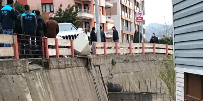 20 metreden aşağıya uçmaktan son anda kurtuldular