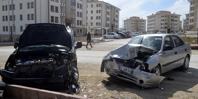 Amasya'da otomobil ile hafif ticari ara arpt: 5 yaral