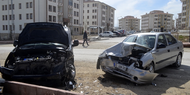 Amasya'da otomobil ile hafif ticari araç çarpıştı: 5 yaralı