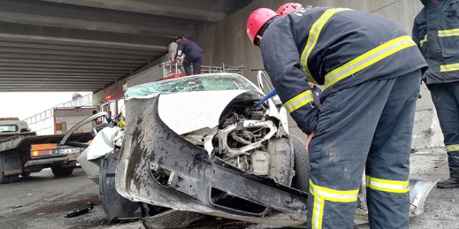 Kontrolden kan otomobil duvara arpt: 1 l, 1 yaral