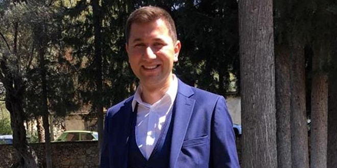 Üçüncü Üniversiteyi okurken, muhtar oldu