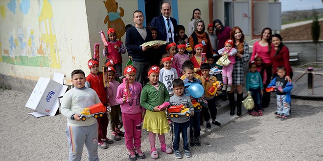 Hastanede 'şifa' okullarda 'sevgi' dağıtıyorlar