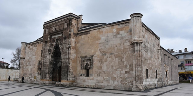 Tarihi ayba byle tepki gsterdiler: Bu bir cinnettir