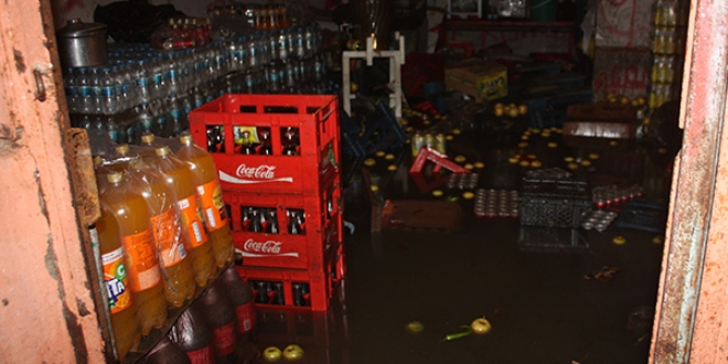 Diyarbakır'da ev ve iş yerlerini su bastı