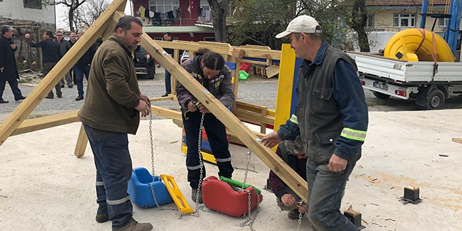 Muhtarın söktüğü çocuk parkını belediye yeniledi