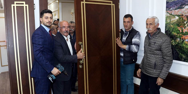Amasya Belediye Başkanı makam kapısını söktürdü