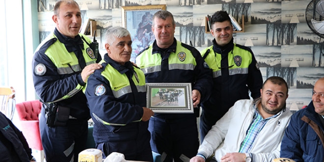 18 yldr ayn caddede grev yapan trafik polisine esnaftan veda