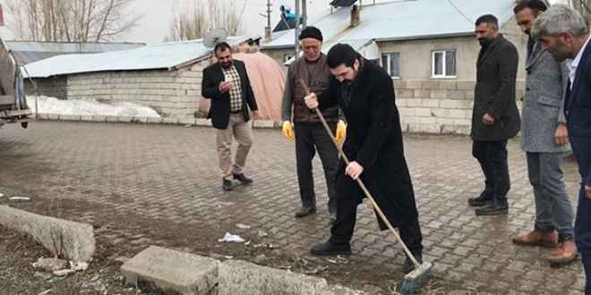 Ar Belediye Bakan Sayan, frayla sokaklar temizledi