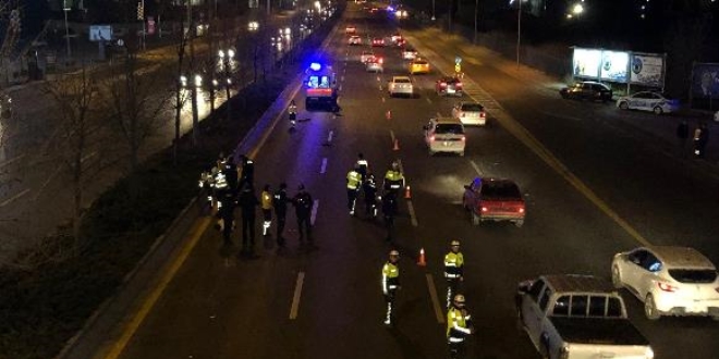Ba�kent'te yolun kar��s�na ge�mek isteyen ki�iye araba �arpt�: 1 �l�, 1 yaral�