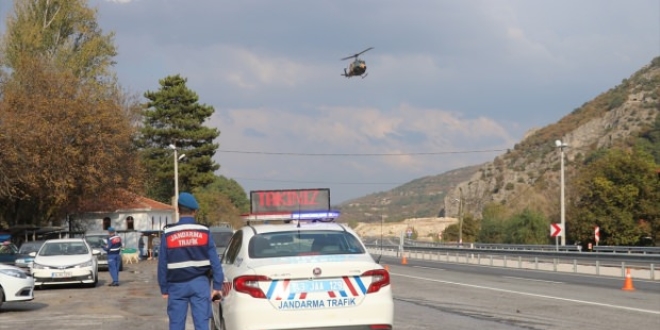 İstanbul'da jandarmadan helikopterle trafik denetimi