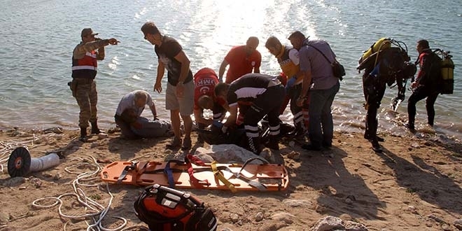 Baraj gölüne düşen kişiyi, lokanta çalışanı kurtardı