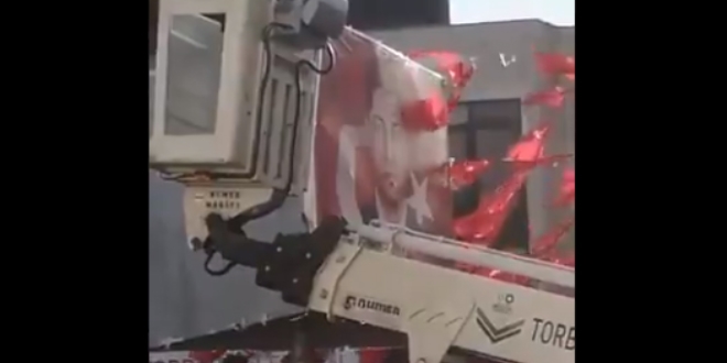 Torbalı belediye başkanı, Halisdemir'in resmini söktü