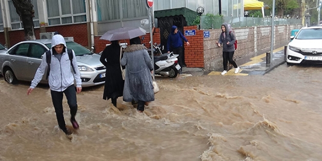 Kilis'te dolu ve yağmur hayatı felç etti