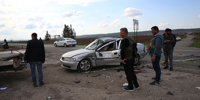Motosikletle otomobil çarpıştı: 1 ölü, 2 yaralı