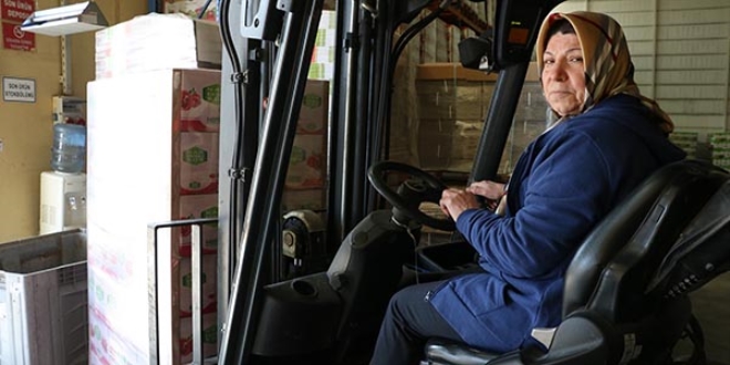 Kadın forklift operatörü erkeklere taş çıkarıyor