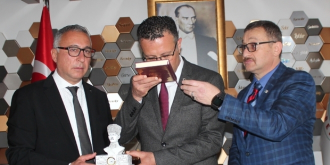 Alaşehir'in CHP'li başkanı mazbatasını aldı