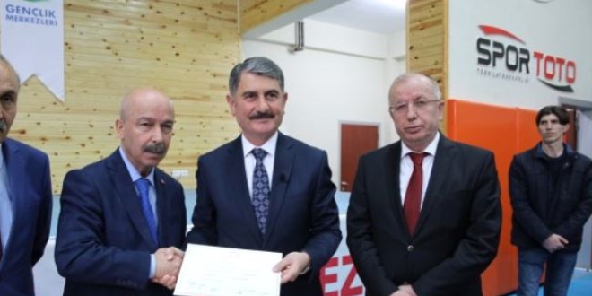 Başkent'te belediyeler mazbatalarını almaya devam ediyor