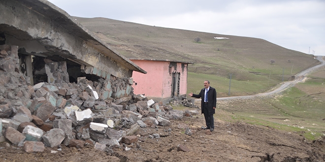 Mu'ta heyelanda eski okul binas kt