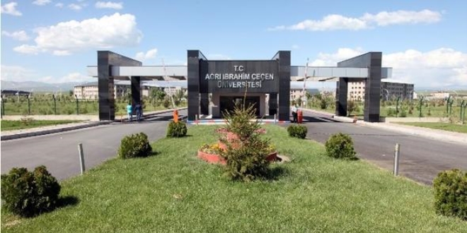 2722 öğrenci, AİÇÜ'de vize sınavı heyecanı yaşadı