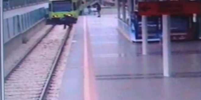 Trenin altına atladı, feci şekilde can verdi