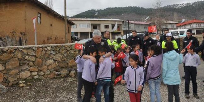 Polislerden mektup yazan rencilere srpriz ziyaret