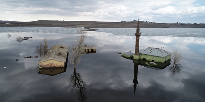 Sular altnda kalan cami ilk kez havadan grntlendi