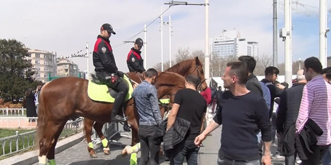 Taksim Meydanı'ndaki atlı polisler ilgi odağı oldu