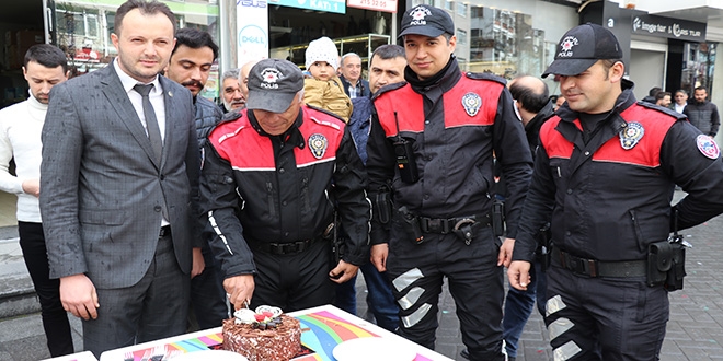 Kavga ihbarına gelen polise pasta sürprizi
