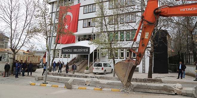 Komünist başkan, belediye önündeki duvarı yıktırdı