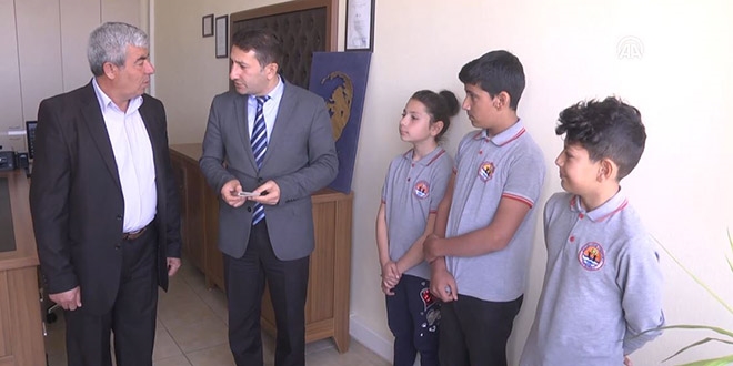 Öğrencilerin yolda bulduğu para sahibine teslim edildi