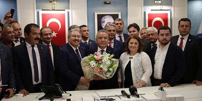 Antalya Büyükşehir Belediye Başkanı göreve başladı