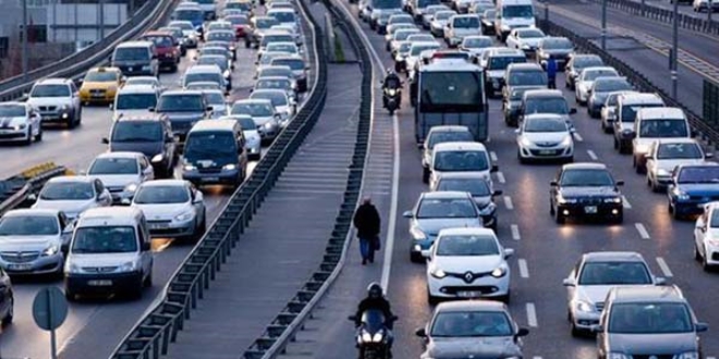 Trafiği tehlikeye düşüren sürücüler yakalandı