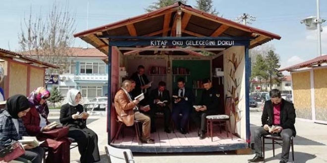 Otobüste kitap okuyana ulaşım ücretsiz