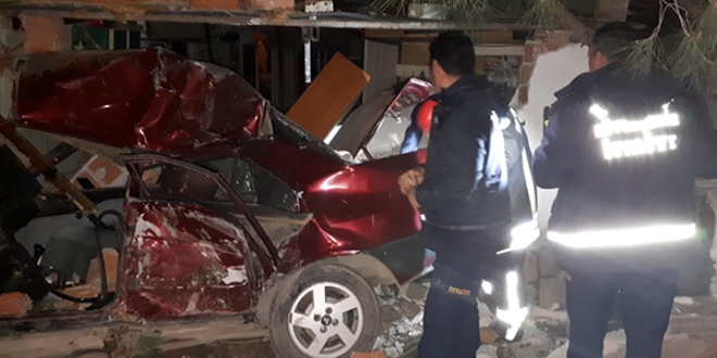 Freni boşalan süt kamyonu kahvehane duvarına çarptı