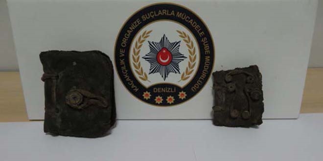 Denizli'de 1500 yıllık 2 kitap bulundu