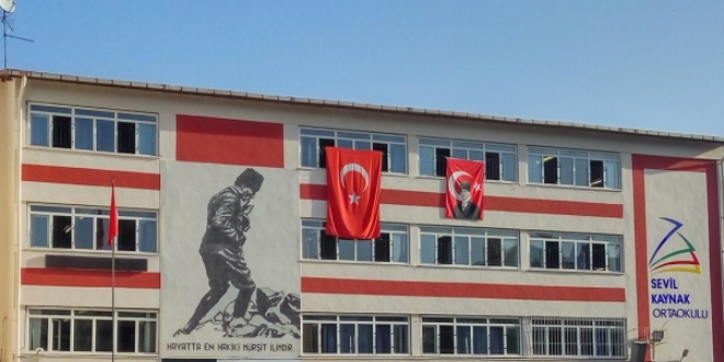 8. sınıf öğrencisi ailesiyle okul basıp terör estirdi