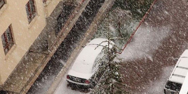 Ankara'da Nisan kar etkili oldu