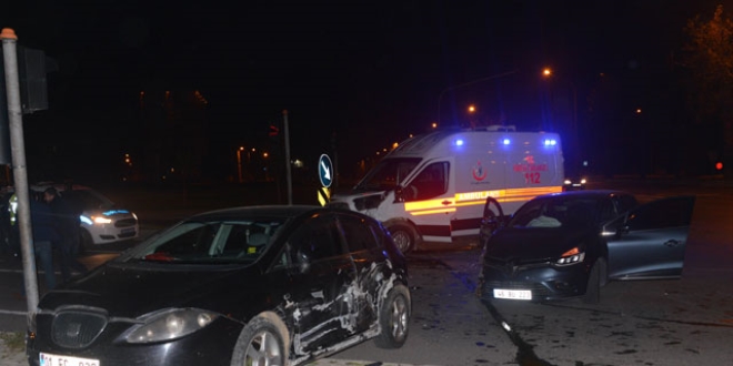 Ambulans ve iki otomobil çarpıştı: 2 yaralı