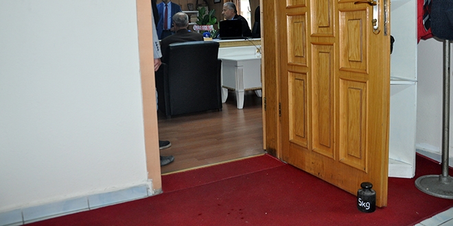 Makam kapsna 5 kilo arlk koyarak greve balad