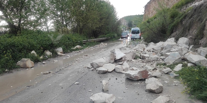 Ya nedeniyle dadaki kayalar yola dt