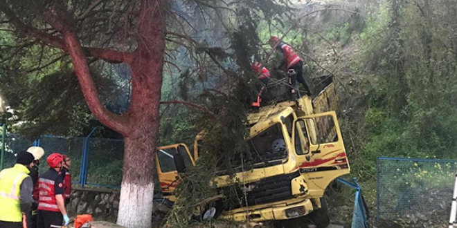 Sakarya'da kamyon devrildi: 1 l, 2 yaral