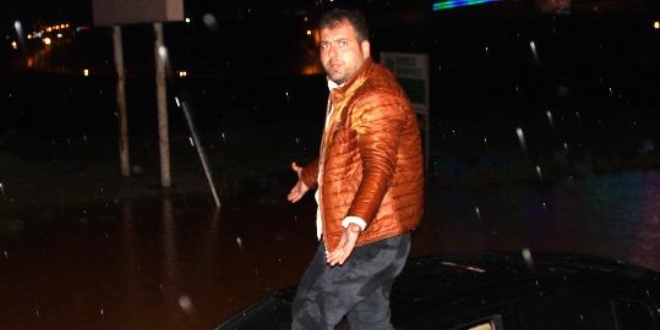 Ad�yaman'da dolu ve ya�mur hayat� fel� etti
