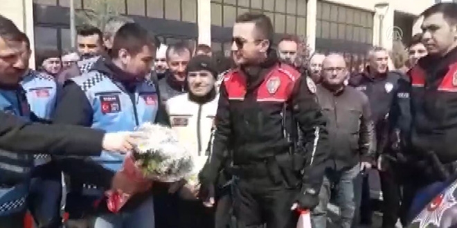 Kavga ihbarına giden polisler çiçekle karşılandı